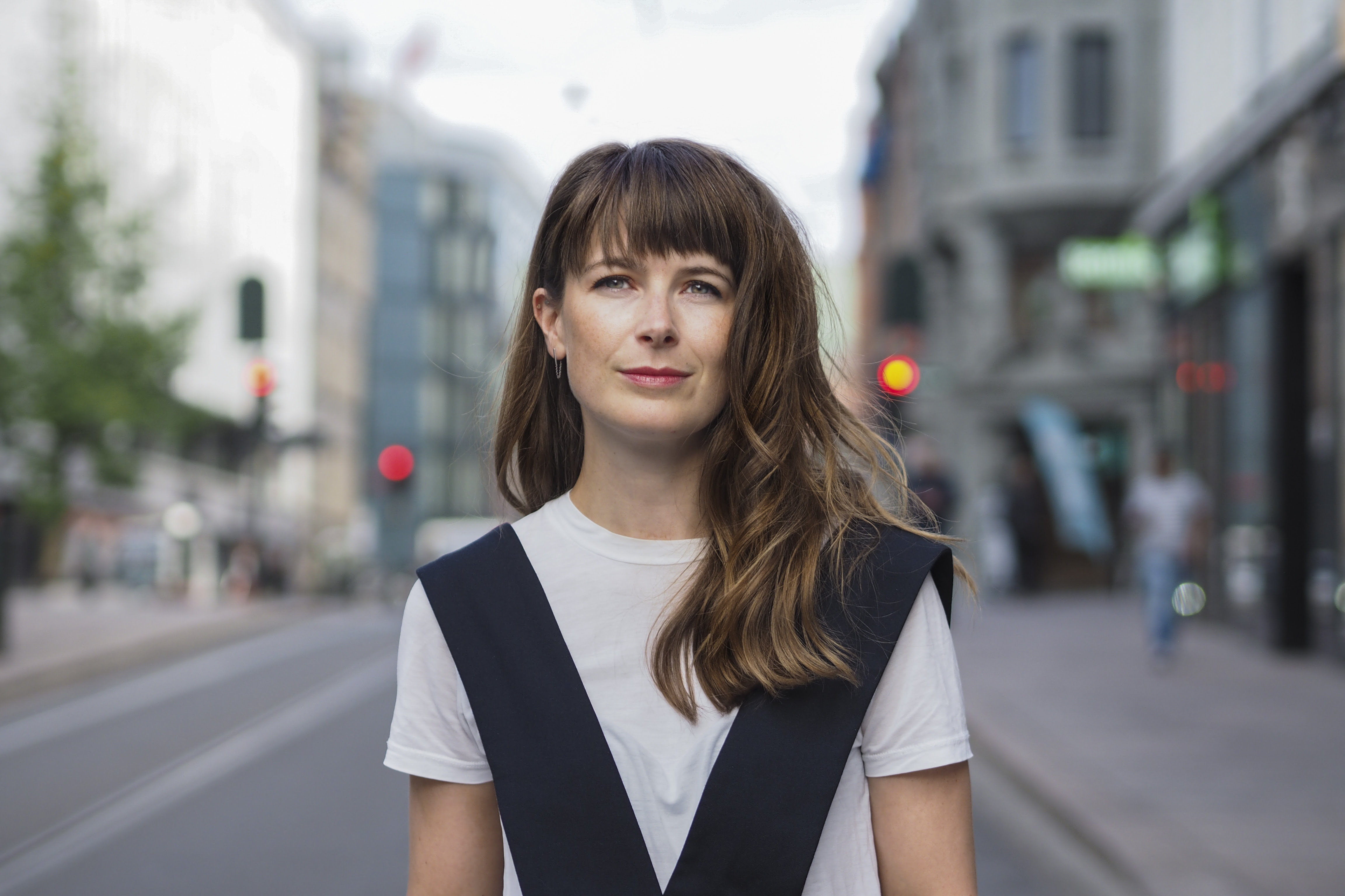 MANGE TILBYR HJELP: Kathrine Opshaug Bakke, bruktmarkedsekspert og leder for FINN torget, kan fortelle at rekordmange nordmenn tilbyr seg å hjelpe andre i forbindelse med jula i år via FINN torgets Hjelp til jul-kategori (Foto: Caroline Roka/FINN).