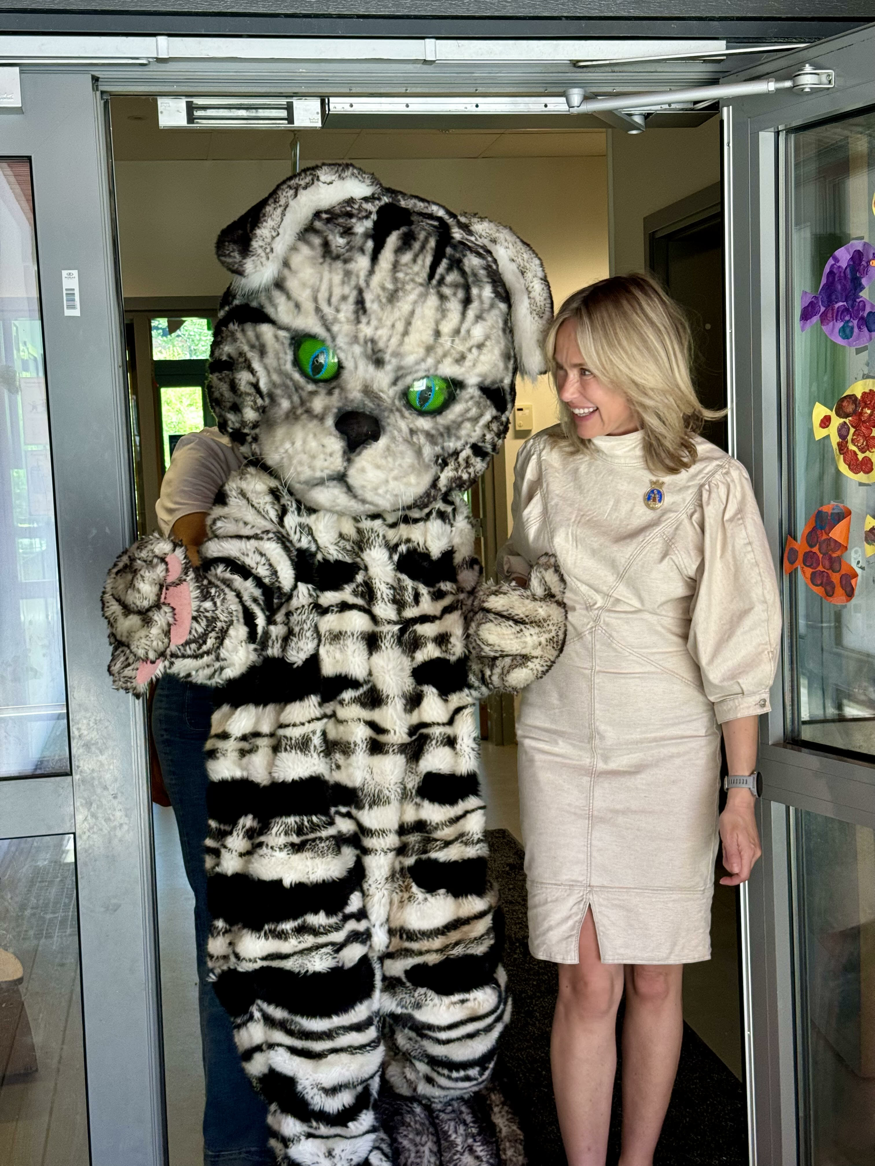 Oslos ordfører Anne Lindboe mottok prisen for Norges beste nabolag på vegne av Nordberg mandag denne uken. Her sammen med FINN-maskoten PuseFINN.